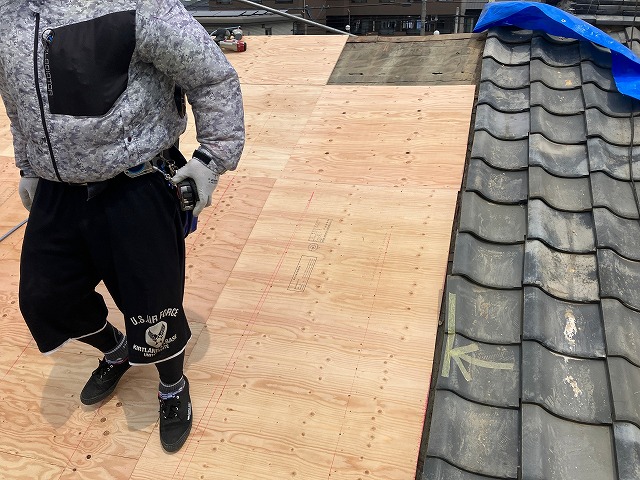 境界の際までベニヤ板